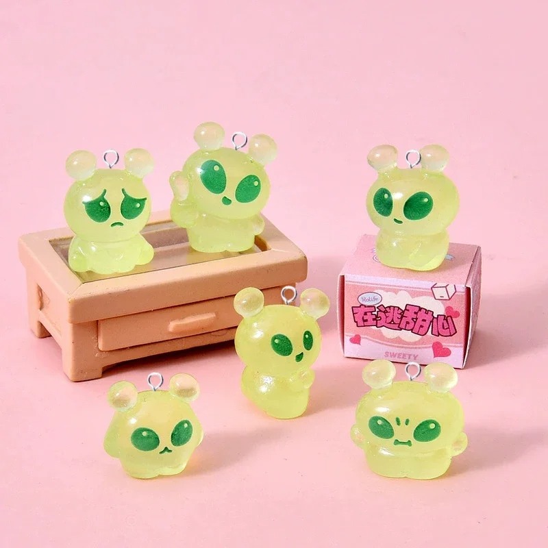 Resin Craft Projects - จี้เรซิ่นรูปเอเลี่ยนสีเขียวขนาดเล็กเรืองแสง 10 ชิ้น น่ารักแบบแบน สำหรับทำเครื่องประดับ DIY